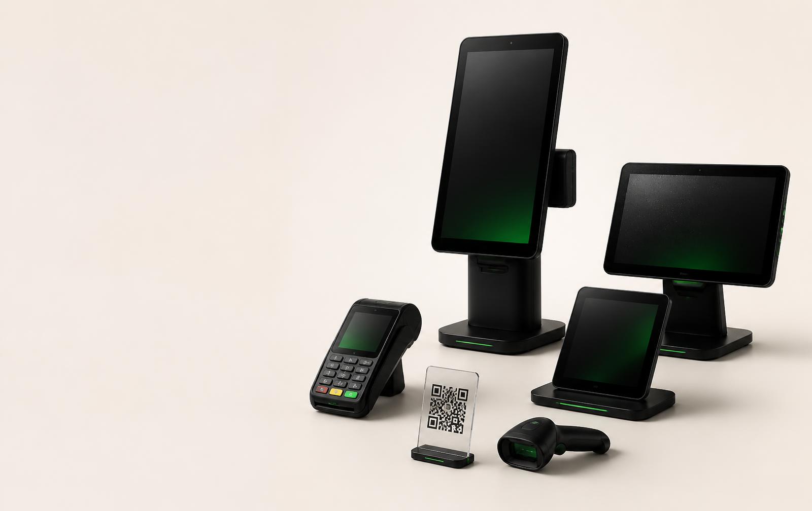 Kartenterminal, Self-Order-Terminal, Tischtablet, QR-Aufsteller und Handscanner nebeneinander
